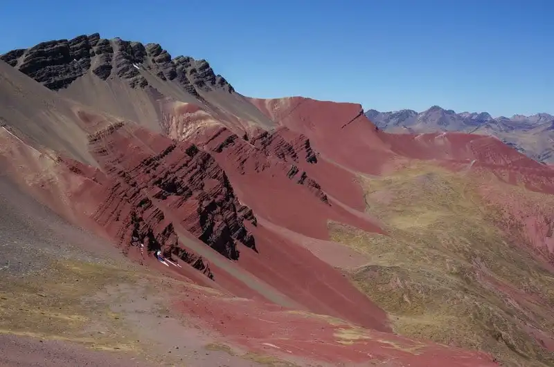 wanderlust-tip-choang-ngop-truoc-ve-dep-cua-ngon-nui-cau-vong-bi-an-o-peru-6