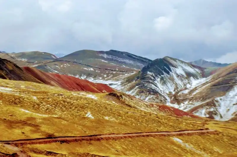 wanderlust-tip-choang-ngop-truoc-ve-dep-cua-ngon-nui-cau-vong-bi-an-o-peru-7