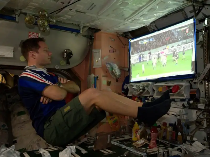 wanderlust-tip-kham-pha-cuoc-song-thuong-ngay-cua-cac-phi-hanh-gia-trong-vu-tru-10