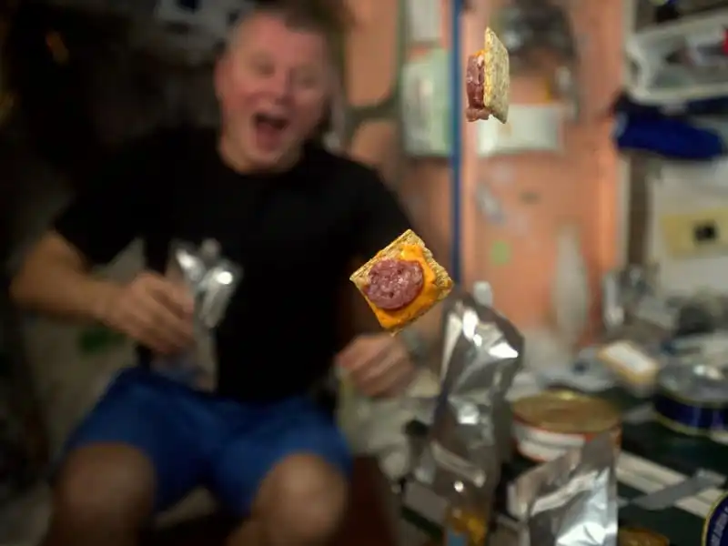 wanderlust-tip-kham-pha-cuoc-song-thuong-ngay-cua-cac-phi-hanh-gia-trong-vu-tru-11