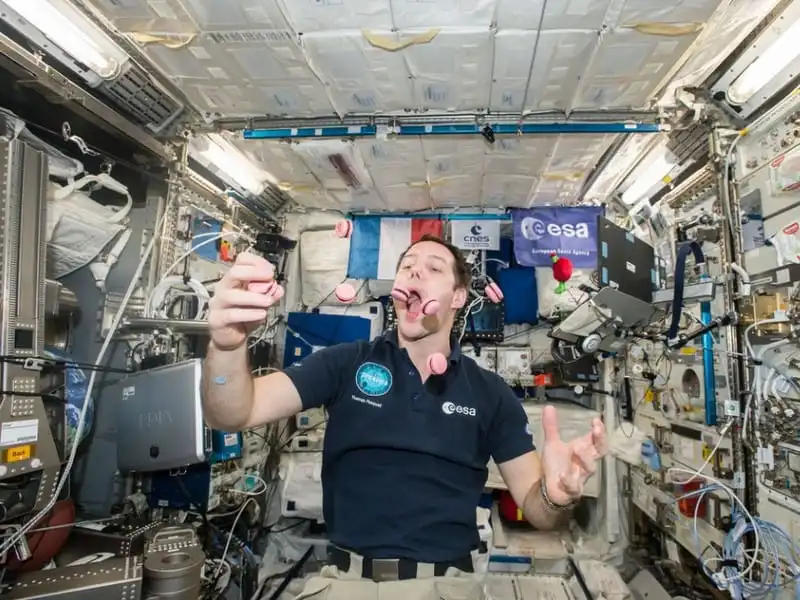 wanderlust-tip-kham-pha-cuoc-song-thuong-ngay-cua-cac-phi-hanh-gia-trong-vu-tru-12