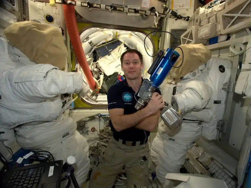 wanderlust-tip-kham-pha-cuoc-song-thuong-ngay-cua-cac-phi-hanh-gia-trong-vu-tru-14