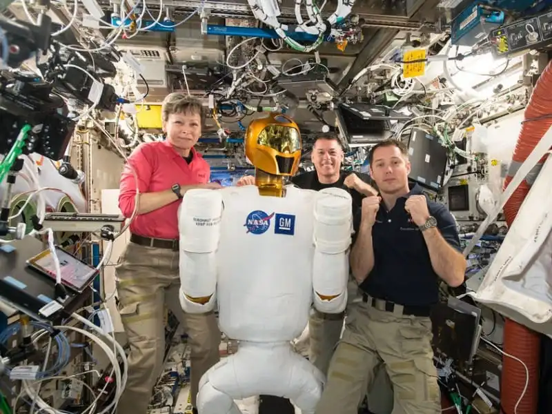 wanderlust-tip-kham-pha-cuoc-song-thuong-ngay-cua-cac-phi-hanh-gia-trong-vu-tru-15