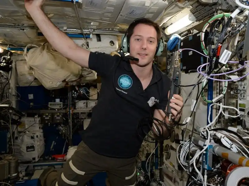 wanderlust-tip-kham-pha-cuoc-song-thuong-ngay-cua-cac-phi-hanh-gia-trong-vu-tru-2