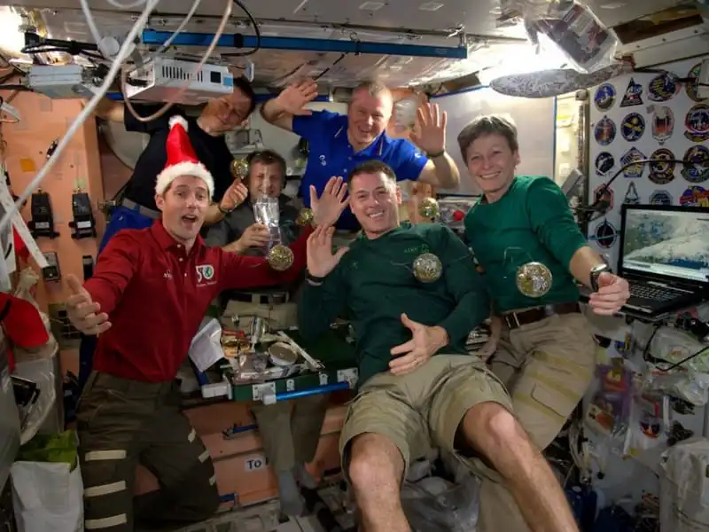 wanderlust-tip-kham-pha-cuoc-song-thuong-ngay-cua-cac-phi-hanh-gia-trong-vu-tru-6