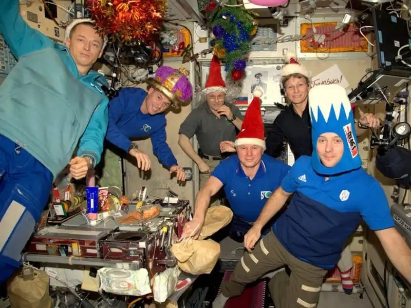 wanderlust-tip-kham-pha-cuoc-song-thuong-ngay-cua-cac-phi-hanh-gia-trong-vu-tru-7