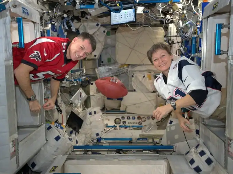 wanderlust-tip-kham-pha-cuoc-song-thuong-ngay-cua-cac-phi-hanh-gia-trong-vu-tru-9