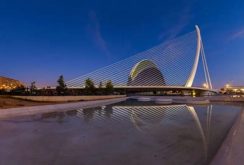 wanderlust-tip-kinh-ngac-truoc-20-cay-cau-co-kien-truc-doc-dao-nhat-hanh-tinh-8