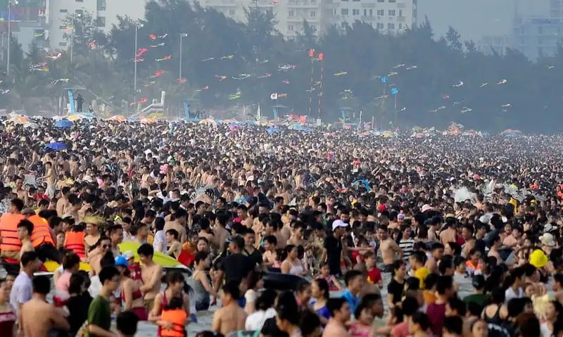 wanderlust-tip-nhin-lai-nhung-hinh-anh-bien-nguoi-tai-cac-diem-du-lich-trong-ngay-nghi-le-1