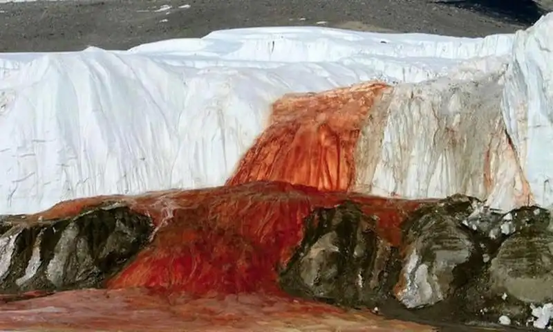 wanderlust-tip-ven-man-bi-ve-thac-mau-tai-nam-cuc-3