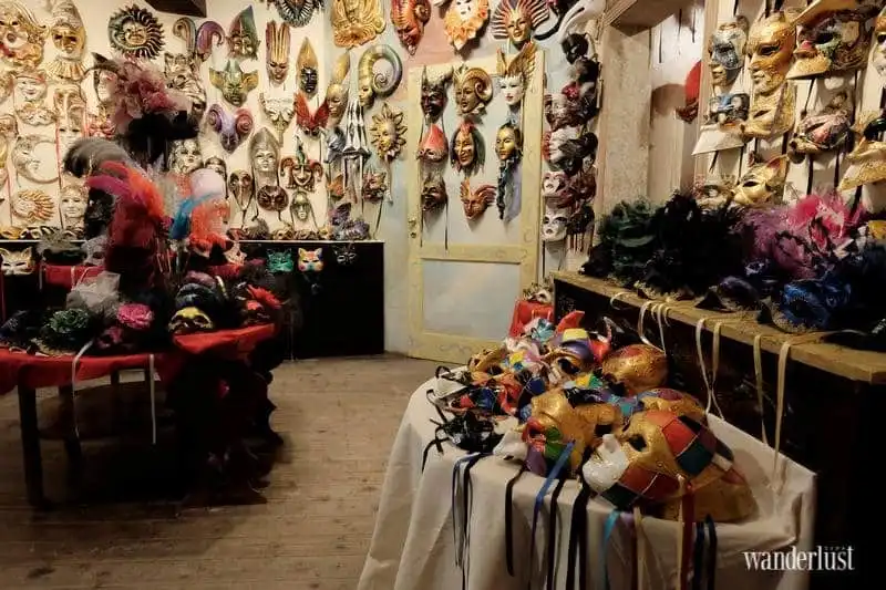 wanderlust-tips-dang-sau-nhung-chiec-mat-na-venice1 01