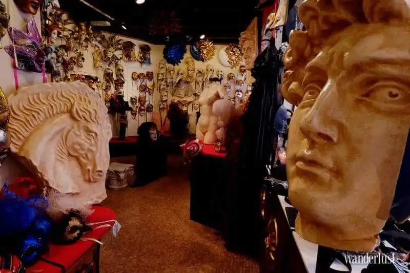 wanderlust-tips-dang-sau-nhung-chiec-mat-na-venice2