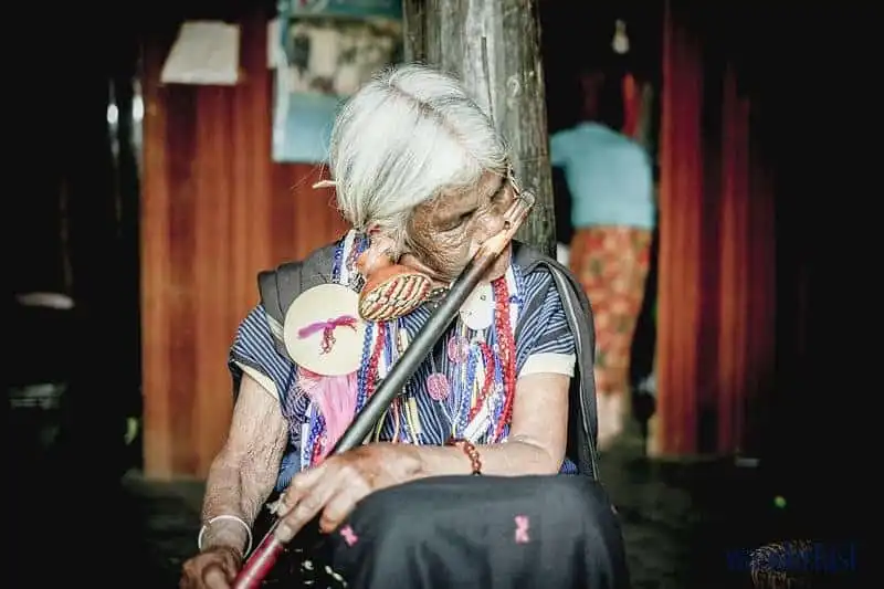 wanderlust-tips-den-voi-toc-nguoi-mat-ho-o-mien-tay-myanmar-01