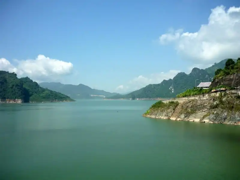 Khai trương công viên nước nổi quy mô lớn trên lòng hồ Hòa Bình 6 wanderlust-tips-khai-truong-cong-vien-nuoc-noi-quy-mo-lon-tren-long-ho-hoa-binh-2