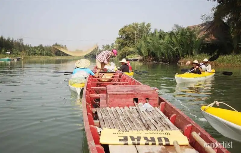 Tour du lịch xanh: Chèo Kayak nhặt rác trên sông Hoài 8 wanderlust-tips-tour-du-lich-xanh-cheo-kayak-nhat-rac-tren-song-hoai1011