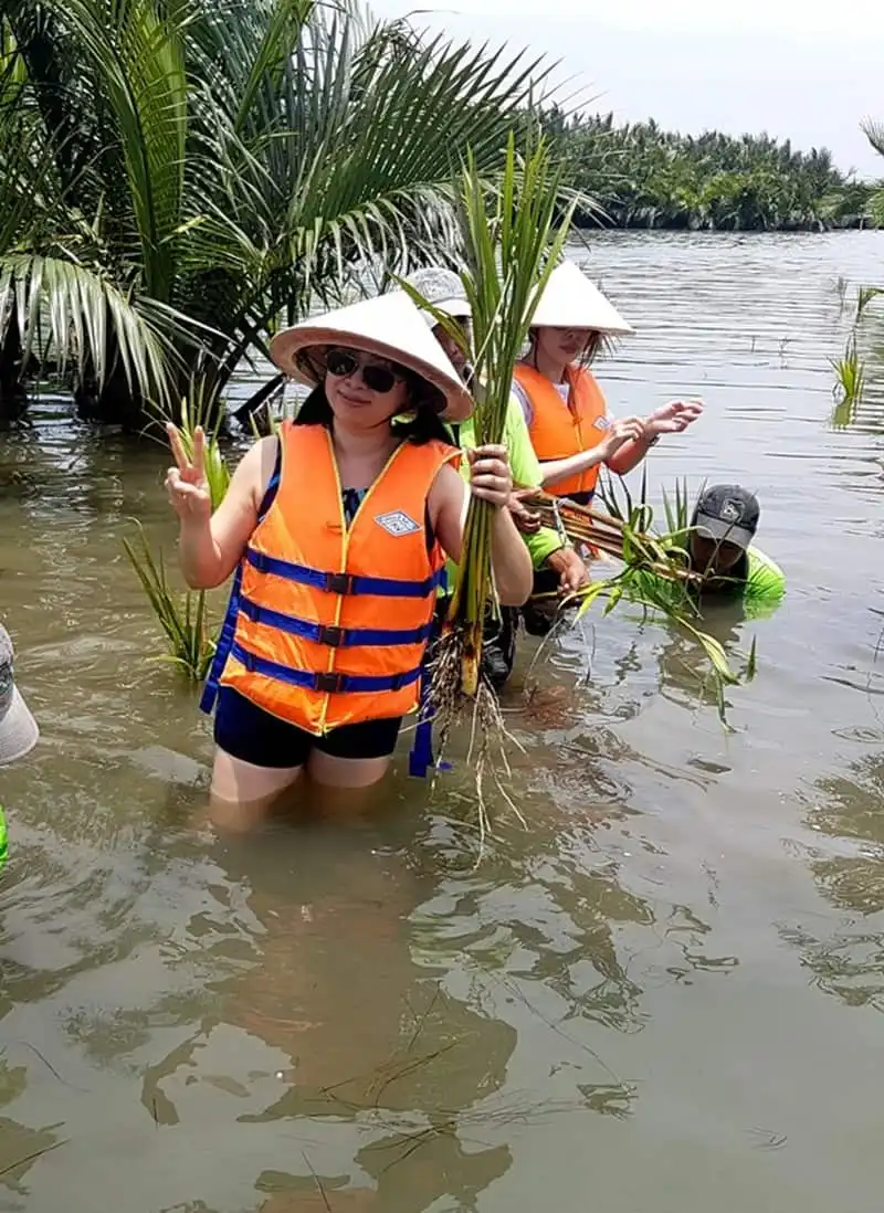 Ấn tượng tour du lịch trồng dừa nước ở Hội An 8 wanderlust-tips-tuong-tour-du-lich-trong-dua-nuoc-o-hoi-an4