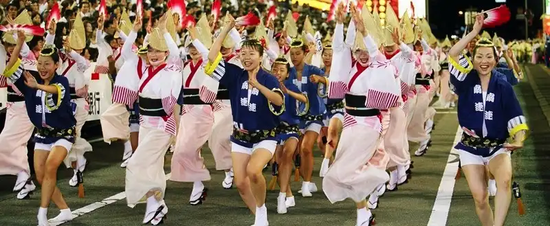 Tháng 8 đến Nhật hòa cùng không khí sôi động của Awa Dance Festival 6 wanderlust-tip-thang-8-nay-den-nhat-de-hoa-vao-khong-khi-soi-dong-cua-le-hoi-awa-dance-festival-2