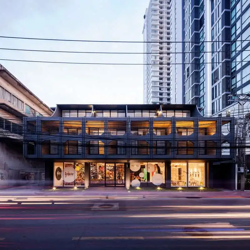 wanderlust-tip-thich-thu-voi-hostel-ruc-ro-sac-mau-o-thai-lan-1