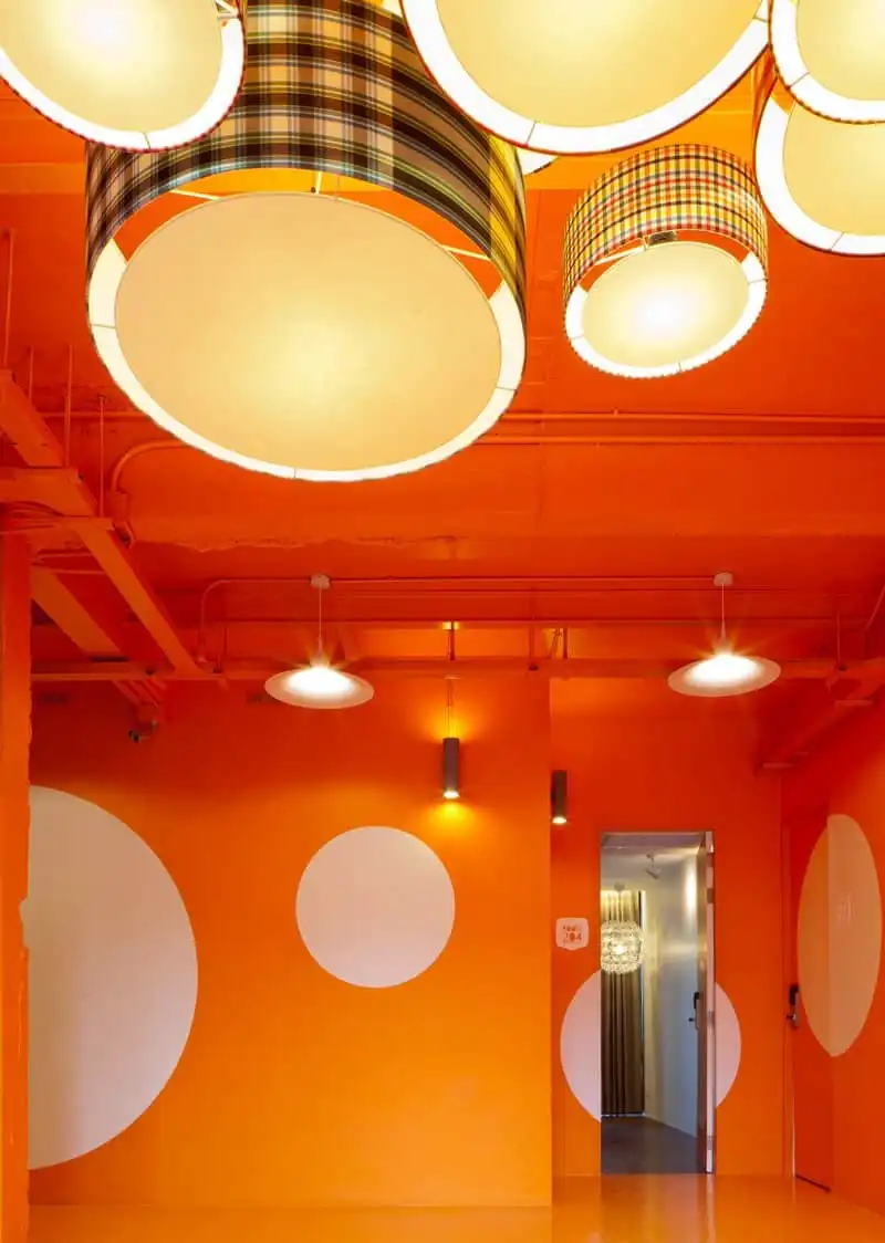 wanderlust-tip-thich-thu-voi-hostel-ruc-ro-sac-mau-o-thai-lan-11