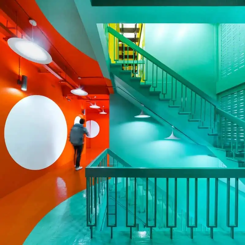 wanderlust-tip-thich-thu-voi-hostel-ruc-ro-sac-mau-o-thai-lan-2