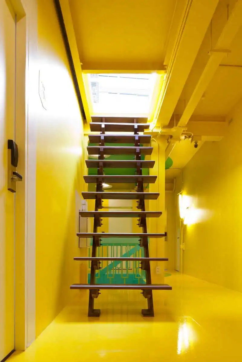 wanderlust-tip-thich-thu-voi-hostel-ruc-ro-sac-mau-o-thai-lan-4