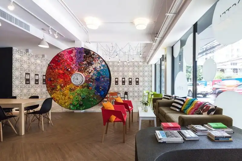 wanderlust-tip-thich-thu-voi-hostel-ruc-ro-sac-mau-o-thai-lan-6