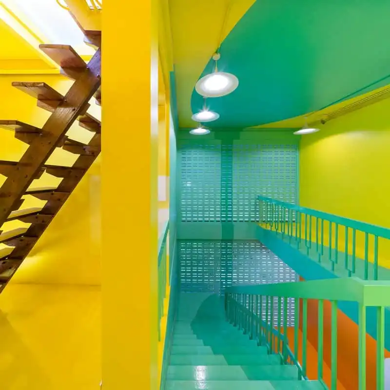 wanderlust-tip-thich-thu-voi-hostel-ruc-ro-sac-mau-o-thai-lan-9