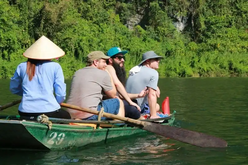 wanderlust-tips-dao-dien-phim-kong-cung-ban-toi-tham-danh-thang-trang-2