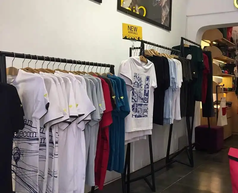 wanderlust-tips-dao-quanh-ha-noi-ghe-nhung-shop-do-luu-niem-doc-la-100