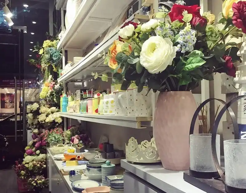 wanderlust-tips-dao-quanh-ha-noi-ghe-nhung-shop-do-luu-niem-doc-la-20