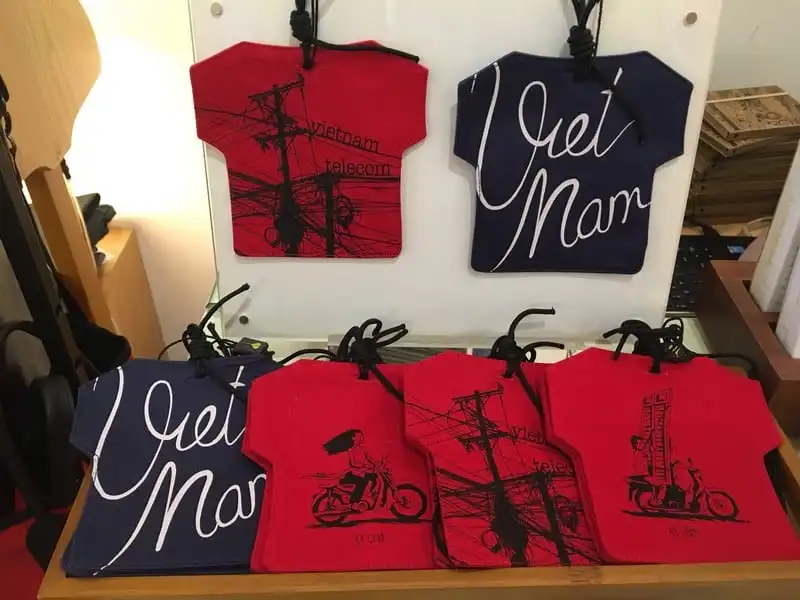 wanderlust-tips-dao-quanh-ha-noi-ghe-nhung-shop-do-luu-niem-doc-la-31