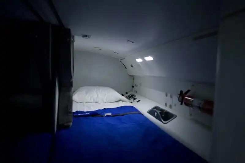 wanderlust tips kham pha cho nghi ngoi cua phi hanh doan tren may bay 5