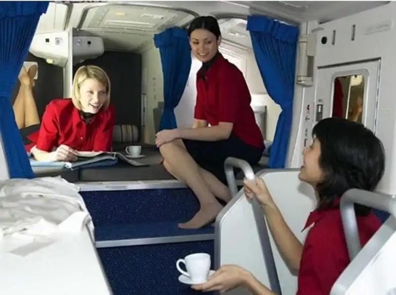 wanderlust-tips-kham-pha-cho-nghi-ngoi-cua-phi-hanh-doan-tren-may-bay-9