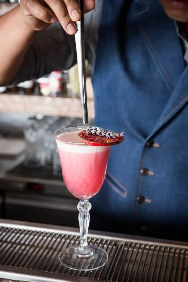 wanderlust-tips-mot-bartender-o-bangkok-da-tao-ra-thuc-don-cocktail-tu-thuc-pham-thai-lan1