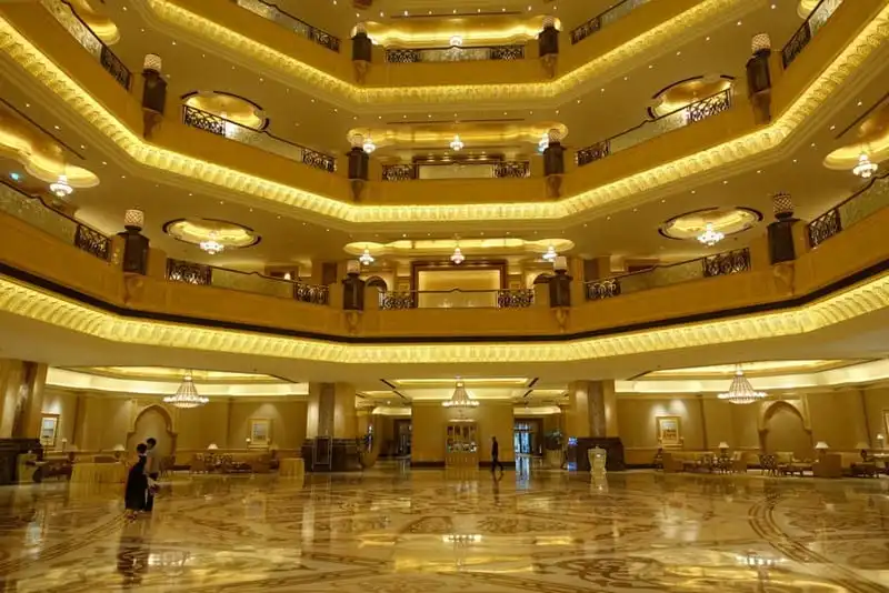 wanderlust-tips-ngan-ngo-voi-su-xa-hoa-cua-khach-san-7-sao-tai-abu-dhabi-1