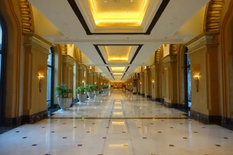 wanderlust-tips-ngan-ngo-voi-su-xa-hoa-cua-khach-san-7-sao-tai-abu-dhabi-11