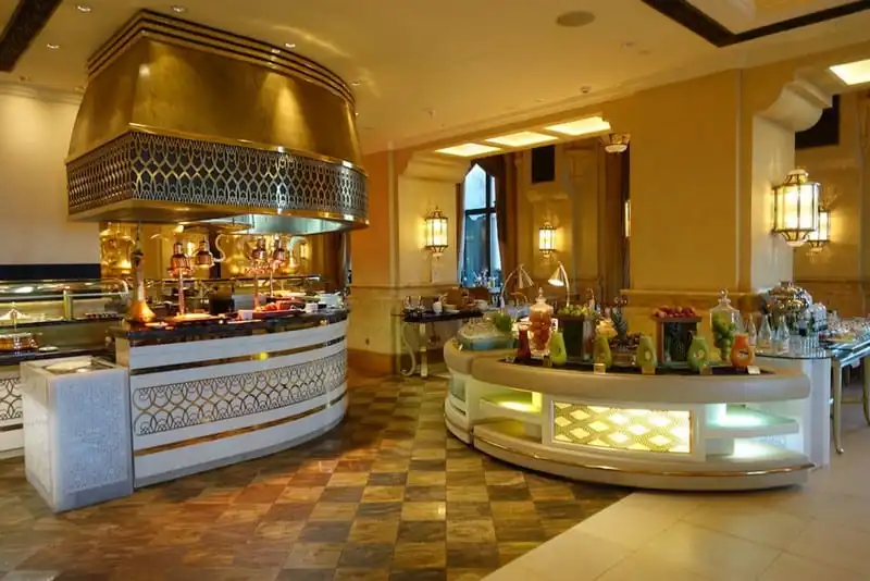 wanderlust-tips-ngan-ngo-voi-su-xa-hoa-cua-khach-san-7-sao-tai-abu-dhabi-13