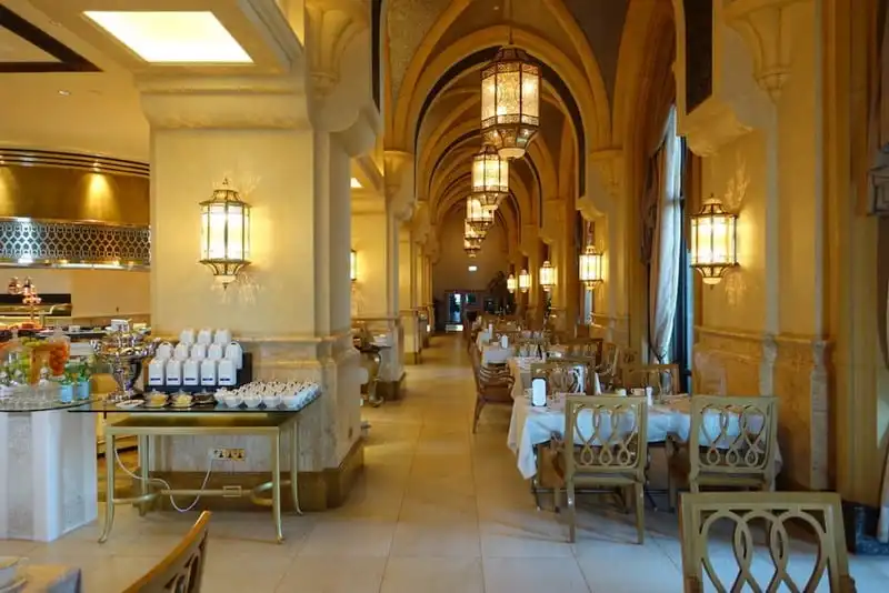 wanderlust-tips-ngan-ngo-voi-su-xa-hoa-cua-khach-san-7-sao-tai-abu-dhabi-14