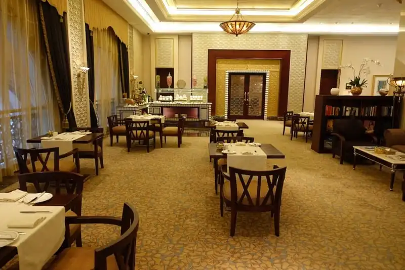 wanderlust-tips-ngan-ngo-voi-su-xa-hoa-cua-khach-san-7-sao-tai-abu-dhabi-16