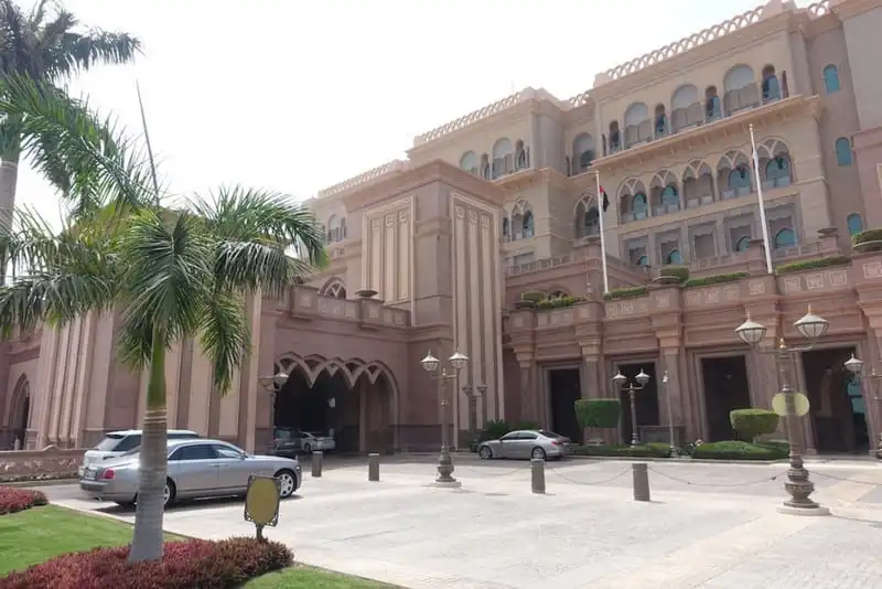 wanderlust-tips-ngan-ngo-voi-su-xa-hoa-cua-khach-san-7-sao-tai-abu-dhabi-2