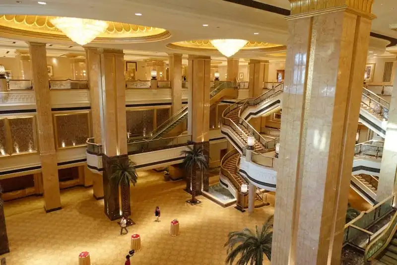 wanderlust-tips-ngan-ngo-voi-su-xa-hoa-cua-khach-san-7-sao-tai-abu-dhabi-4
