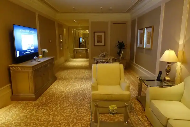 wanderlust-tips-ngan-ngo-voi-su-xa-hoa-cua-khach-san-7-sao-tai-abu-dhabi-5