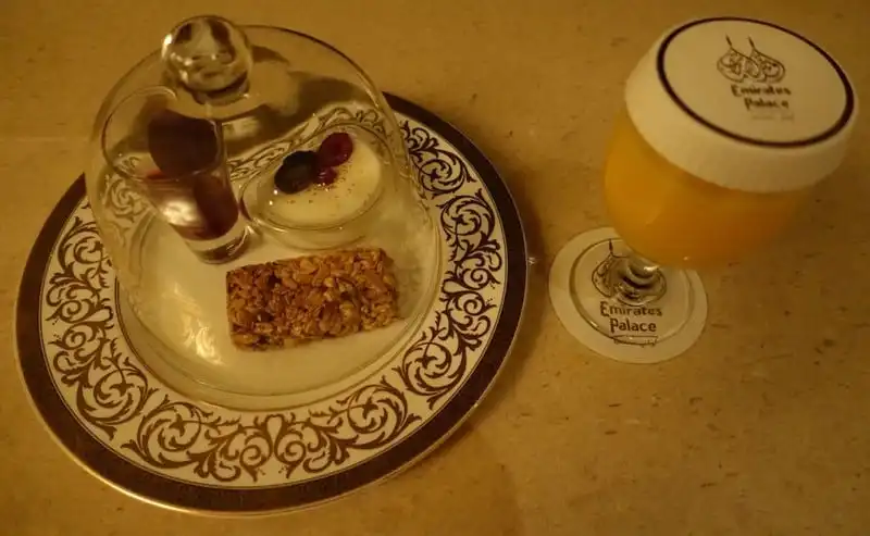 wanderlust-tips-ngan-ngo-voi-su-xa-hoa-cua-khach-san-7-sao-tai-abu-dhabi-6