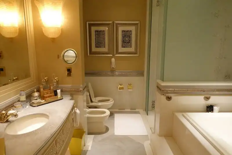 wanderlust-tips-ngan-ngo-voi-su-xa-hoa-cua-khach-san-7-sao-tai-abu-dhabi-8