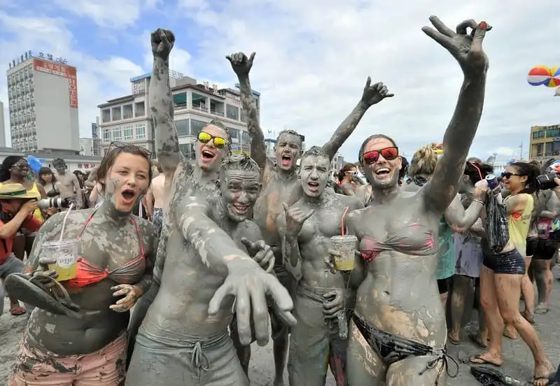 Nhiều hoạt động xúc tiến và quảng bá du lịch Hàn Quốc tại Việt Nam 6 Tourists play with mud during the 16th Boryeong mud festival at Daecheon swimming beach in Boryeong, 150 kilometers southwest of Seoul, on July 20, 2013. The annual festival which runs from July 19-28 aims to encourage the use of mud for cosmetic skin-care and to promote tourism in the region. AFP PHOTO / JUNG YEON-JE (Photo credit should read JUNG YEON-JE/AFP/Getty Images)