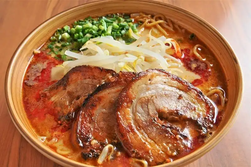 Thực khách tình nguyện chờ 2 tiếng để được ăn bát mì ramen ngon tuyệt 6 wanderlust-tips-quan-mi-qua-ngon-khien-thuc-khach-phai-cam-nguyen-cho-doi-2-tieng-de-an-1