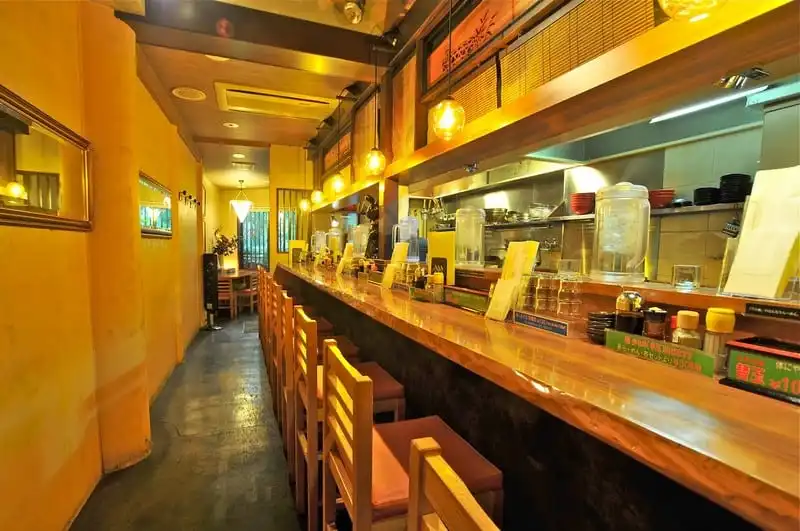 Thực khách tình nguyện chờ 2 tiếng để được ăn bát mì ramen ngon tuyệt 9 wanderlust-tips-quan-mi-qua-ngon-khien-thuc-khach-phai-cam-nguyen-cho-doi-2-tieng-de-an-2