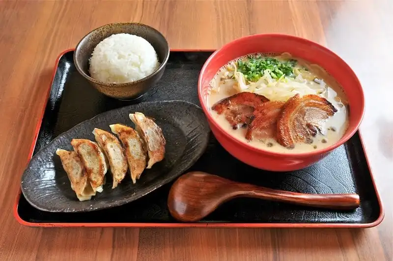 Thực khách tình nguyện chờ 2 tiếng để được ăn bát mì ramen ngon tuyệt 8 wanderlust-tips-quan-mi-qua-ngon-khien-thuc-khach-phai-cam-nguyen-cho-doi-2-tieng-de-an-3