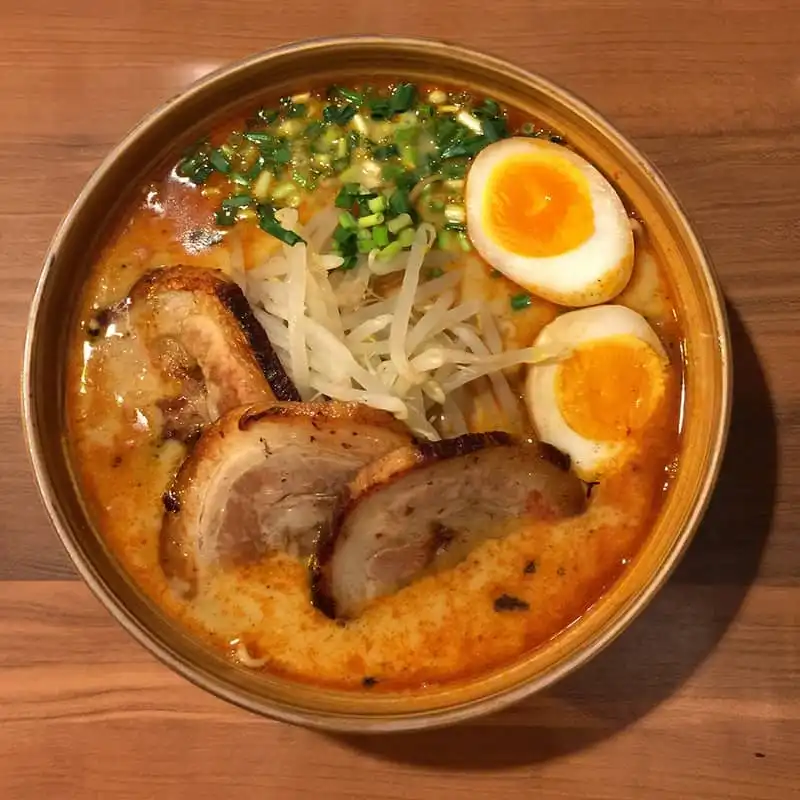 Thực khách tình nguyện chờ 2 tiếng để được ăn bát mì ramen ngon tuyệt 7 wanderlust-tips-quan-mi-qua-ngon-khien-thuc-khach-phai-cam-nguyen-cho-doi-2-tieng-de-an-4