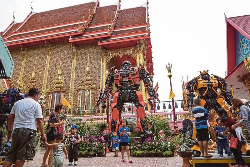 Thái Lan thu hút du khách bằng cách kết hợp đền chùa và siêu anh hùng 5 Các vị khách nhí rất thích thú với những bức tượng robot khổng lồ.